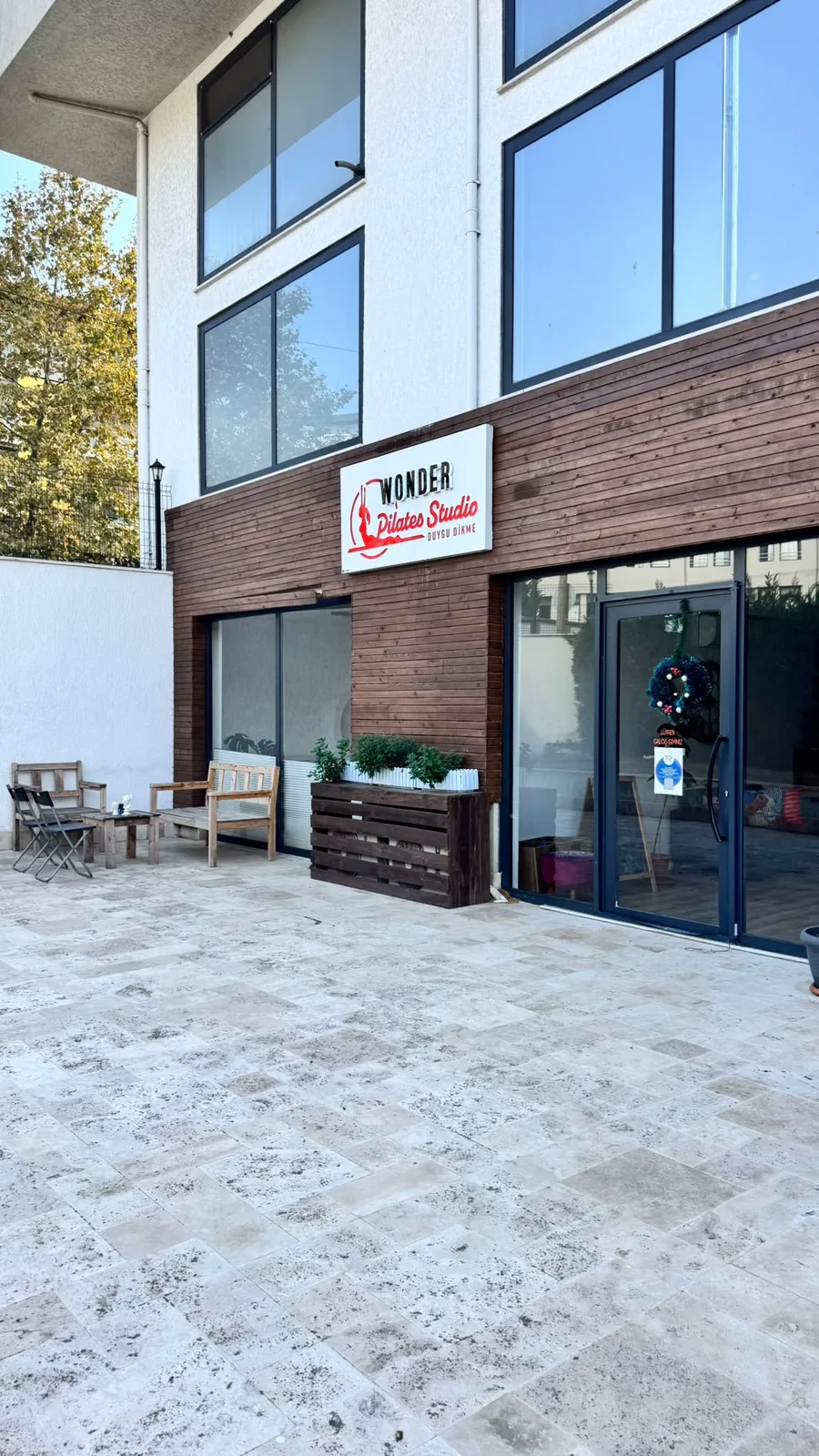 Wonder Pilates Studio’nun dış cephesi, tabelası ve açık oturma alanı