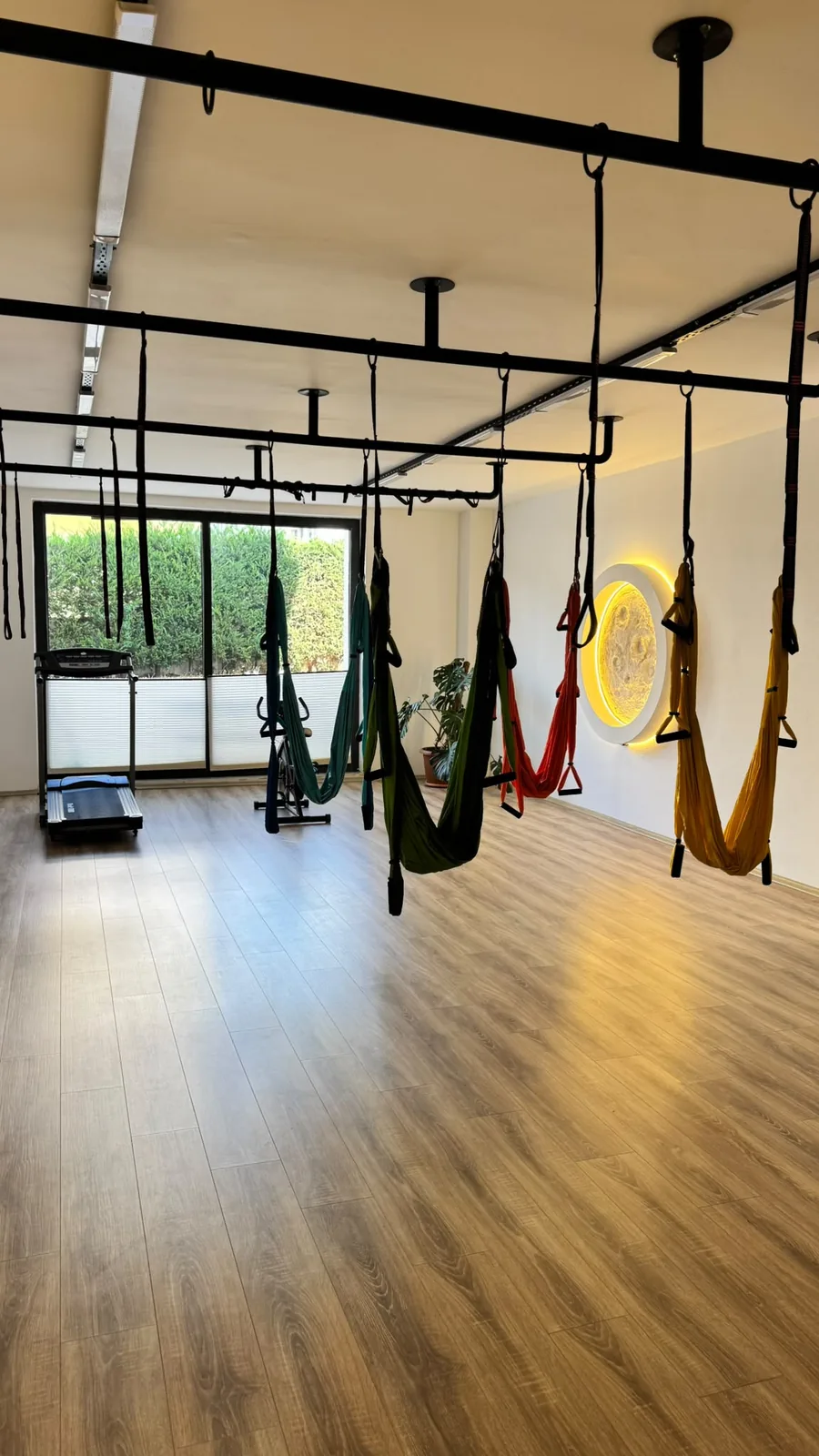 Wonder Pilates Studio’nun gün ışığı alan renkli hamaklarla donatılmış salonu