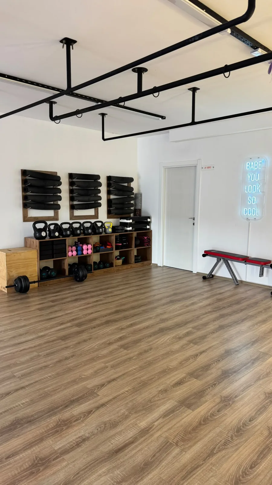 Wonder Pilates Studio’nun matlar ve antrenman ekipmanları bulunan geniş hareket alanı