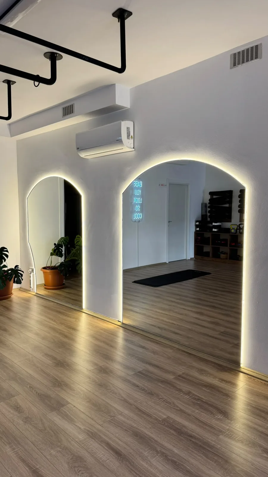 Wonder Pilates Studio’nun aydınlatılmış kemerli salon geçişleri